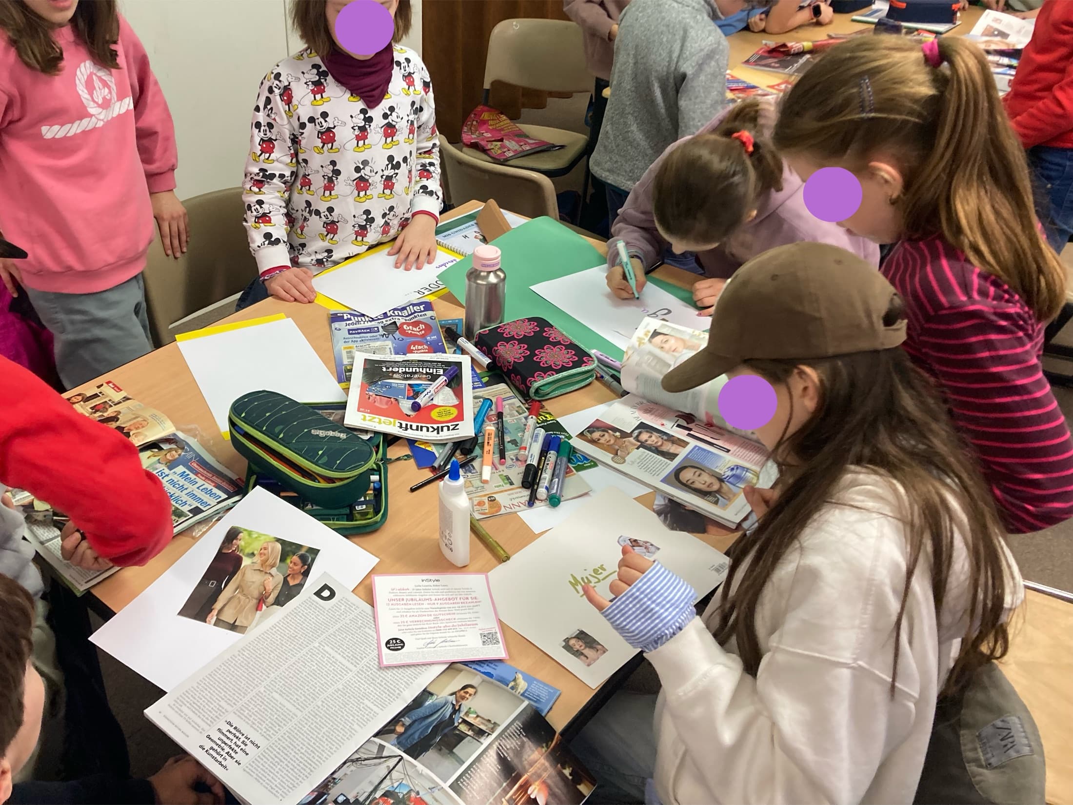 Niñas y niños creando sus propios fanzines feministas