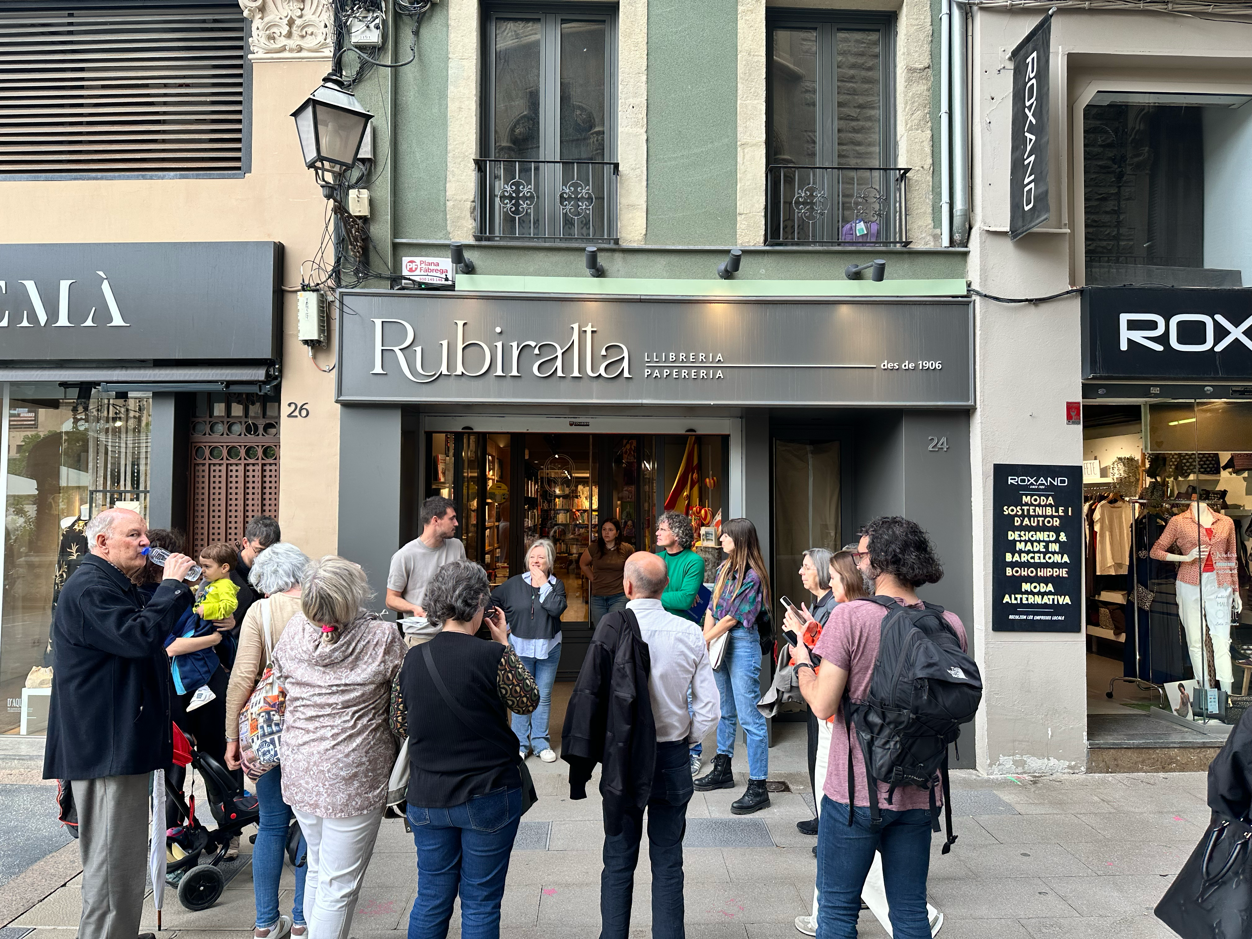 Jane’s Walk junto a un comercio local de Manresa