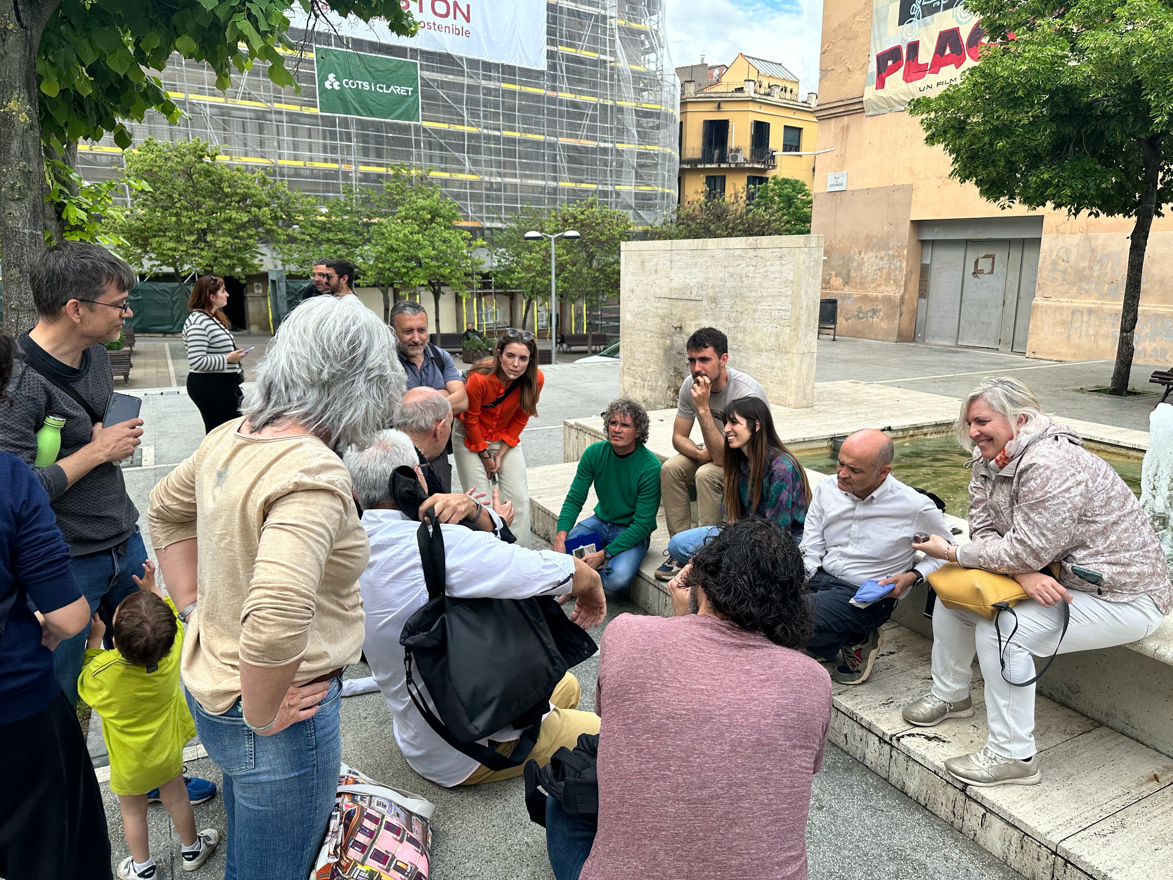 Participantes de Jane’s Walk compartiendo experiencias en Manresa